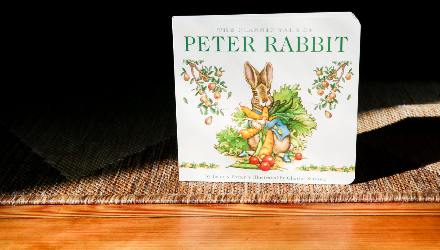 The Classic Tale of Peter Rabbit Board Book (The Revised Edition): Illustrated by acclaimed artist, Charles Santore