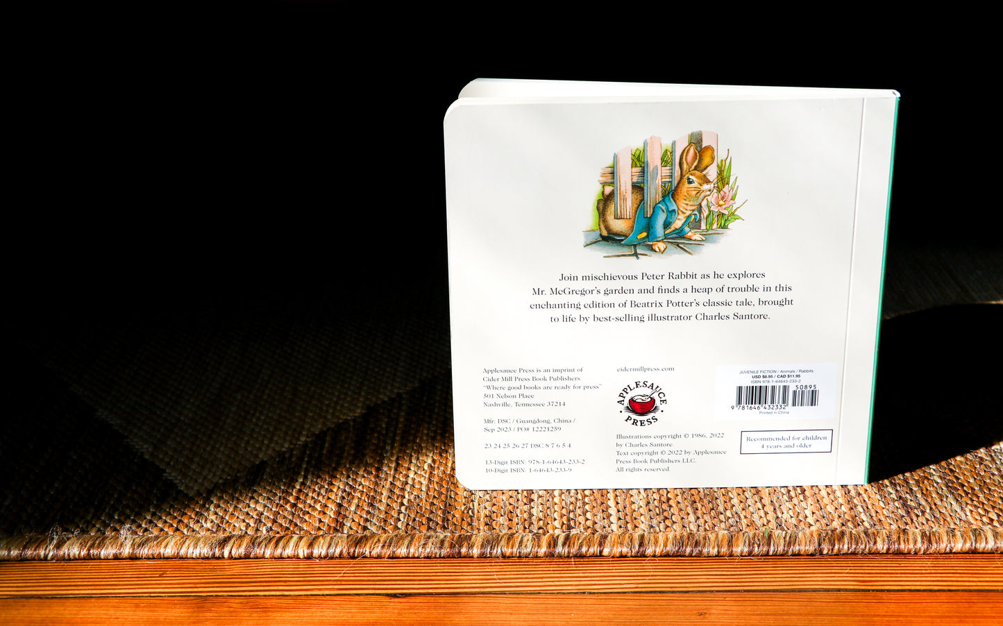 The Classic Tale of Peter Rabbit Board Book (The Revised Edition): Illustrated by acclaimed artist, Charles Santore