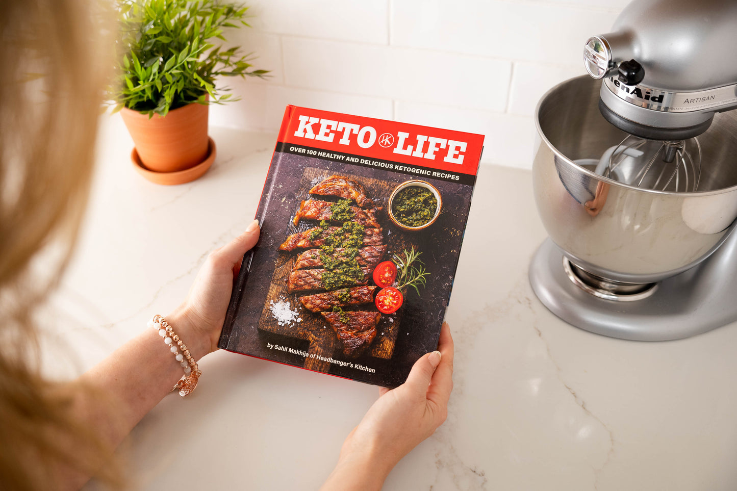 Keto Life: Over 100 Healthy and Delicious Ketogenic Recipes