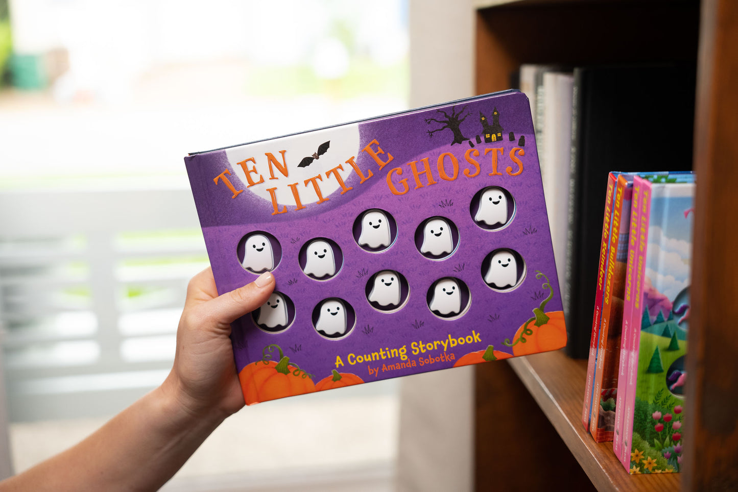 Ten Little Ghosts: A Magical Counting Storybook