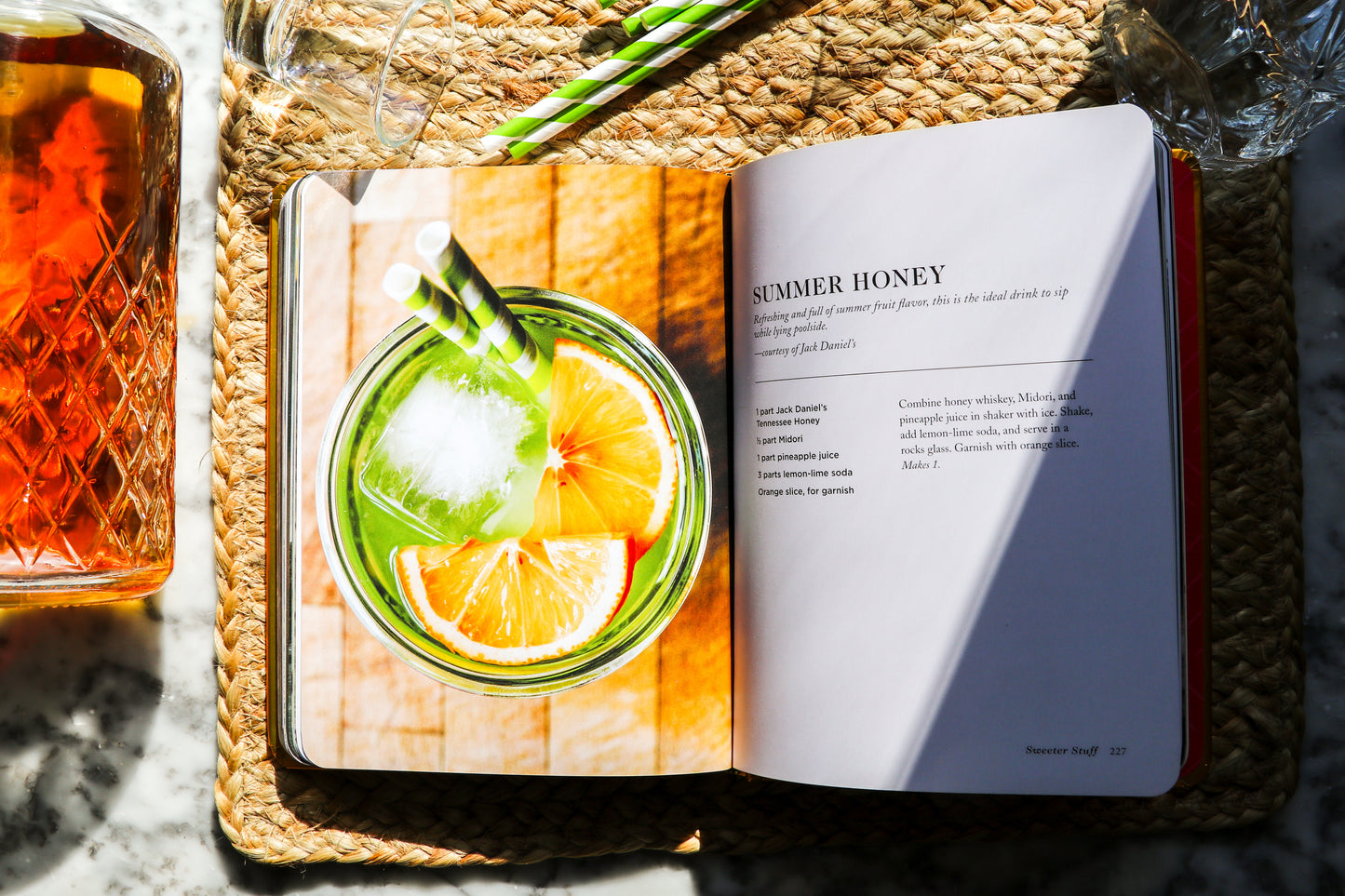 Drink Whiskey: A Collection of Bourbon, Rye, and Scotch Whisky Cocktails
